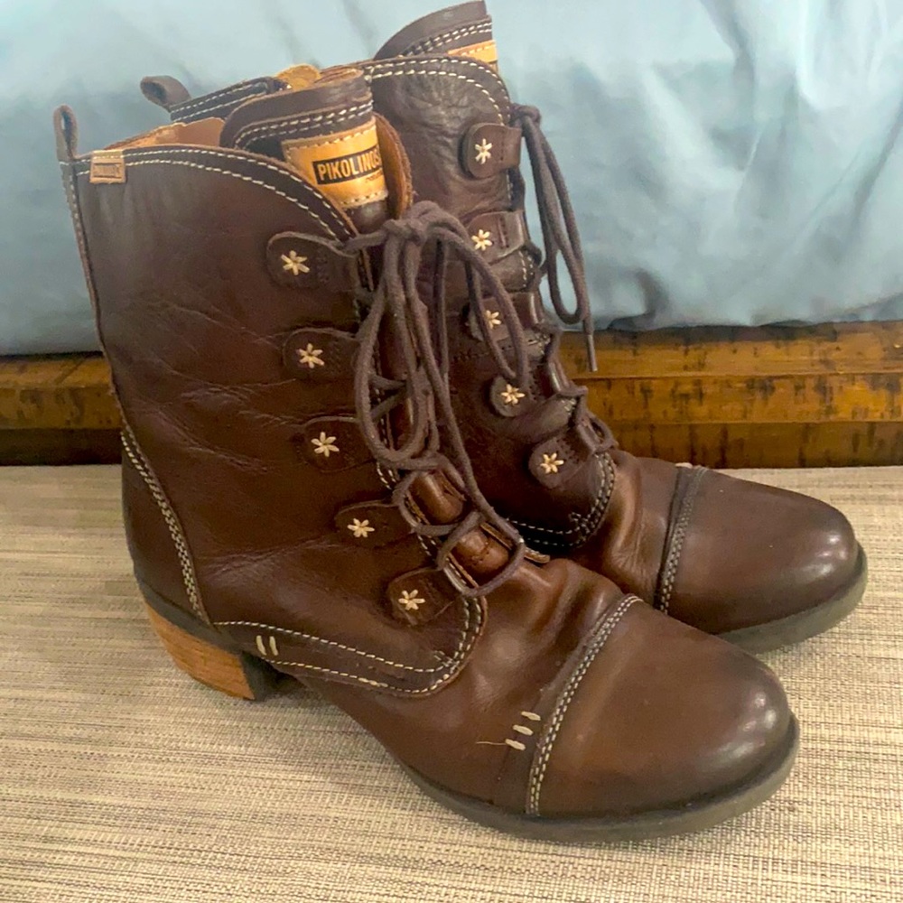 Pikolinis brown boots.